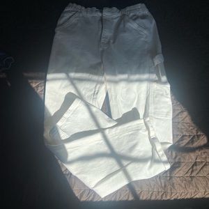 White jeans with trendy pockets